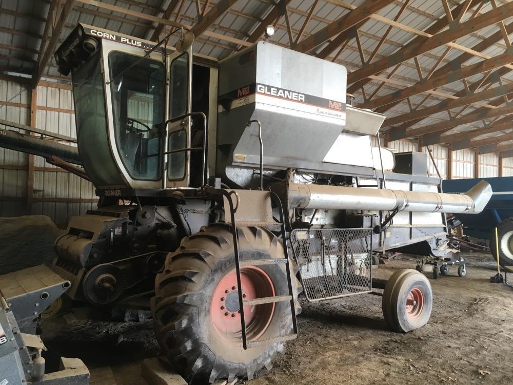 Gleaner M2 Combine, corn-soybean special, hydro-traction drive, 916 hrs., chopper , 23.1-30