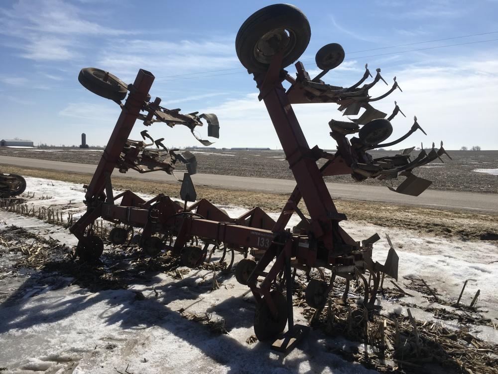 IH 133 Cultivator, 8 row-38" hyd. wing fold