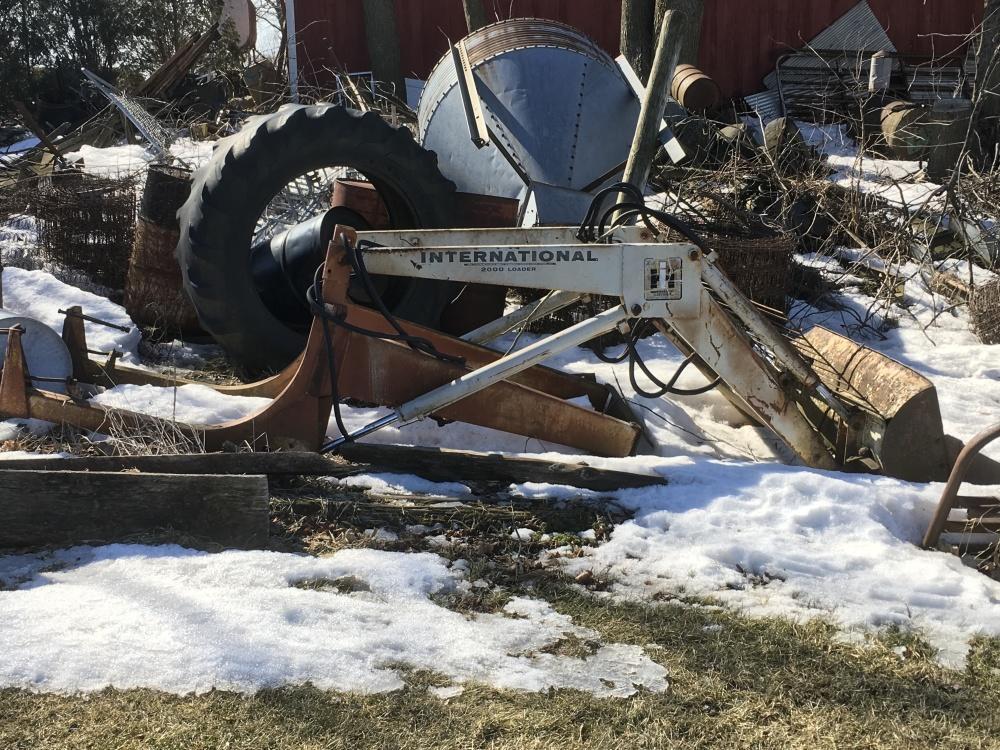 IH 2000 Series Loader w/bucket