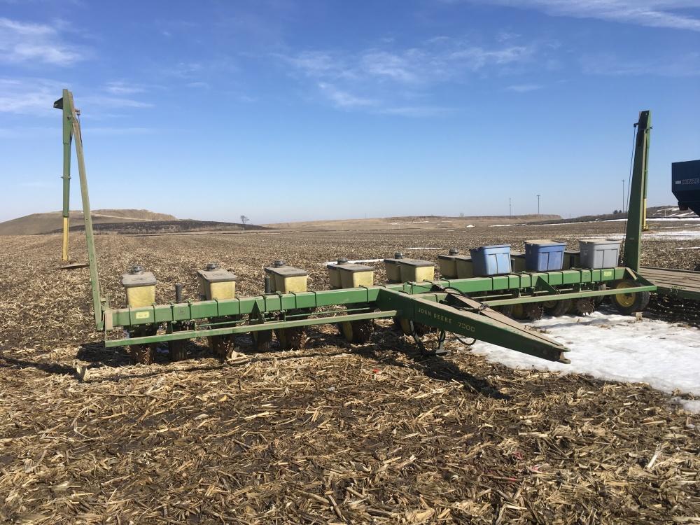 JD 7000 8 row-38" Planter, insect., dawn row cleaners, JD Monitor, One Owner