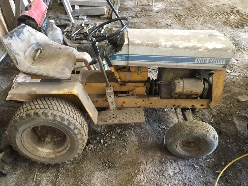 IH Cub Cadet 124 Lawn Mower w/blade