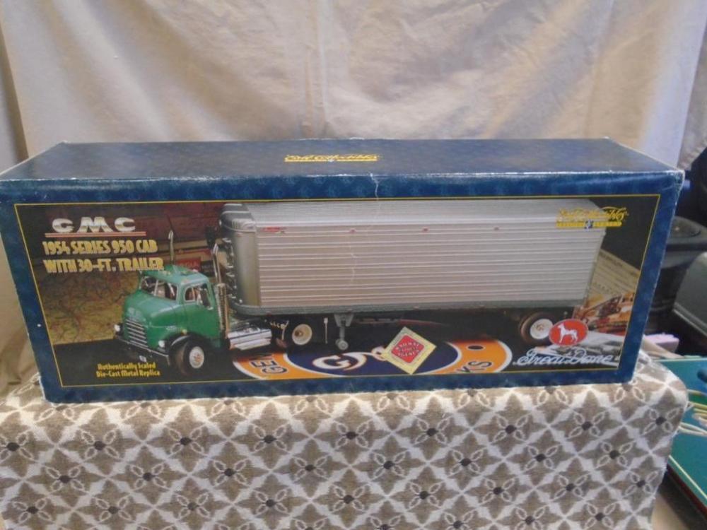 Ertl Collectibles, GMC 1954 Series 950 Cab. Railway Express Agency Semi Truck & Trailer with original box