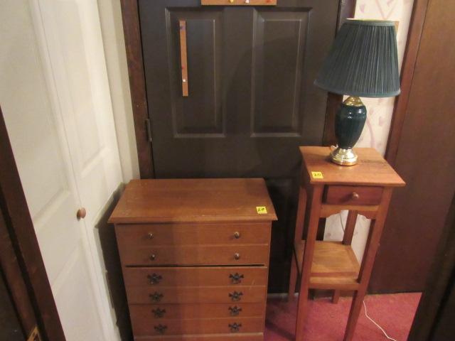 Small 3-drawer chest of drawers, lamp and stand