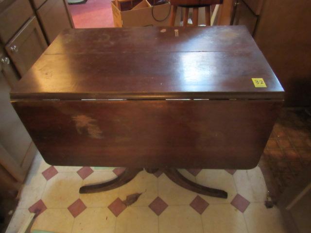 Drop leaf table