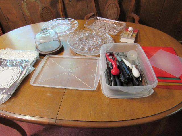 Knives, serving dishes and doilies