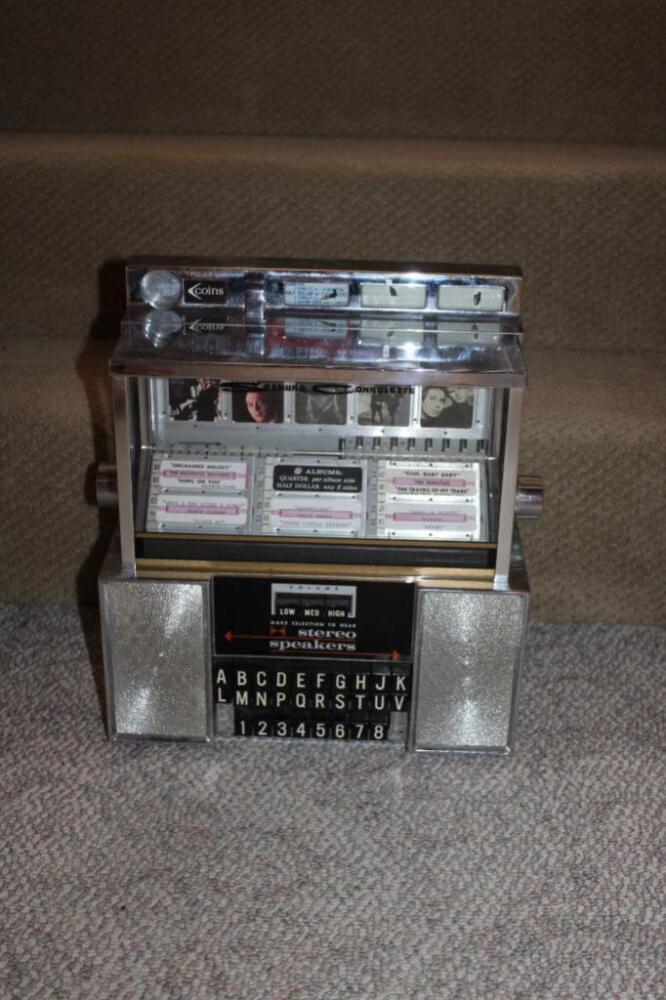 Seeburg Consolette tabletop jukebox, no key image