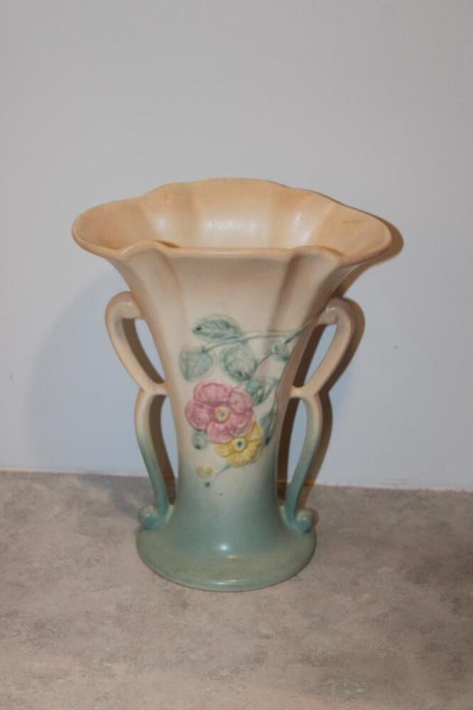 Hull 2-handled vase