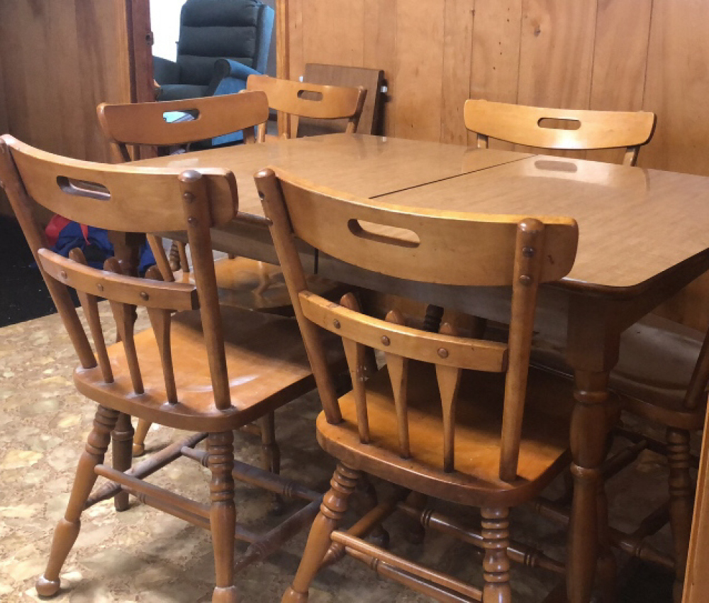 Vintage Kitchen Table, 6 Chairs with 2 extra leaves