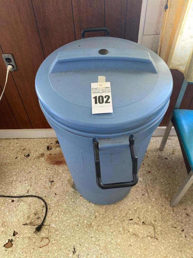 Rubbermaid 33 Gallon Roughneck Trash Can