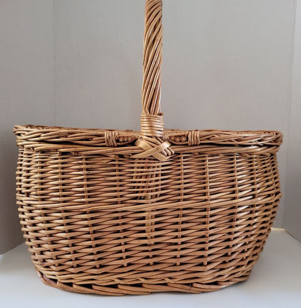 VINTAGE PICNIC BASKET