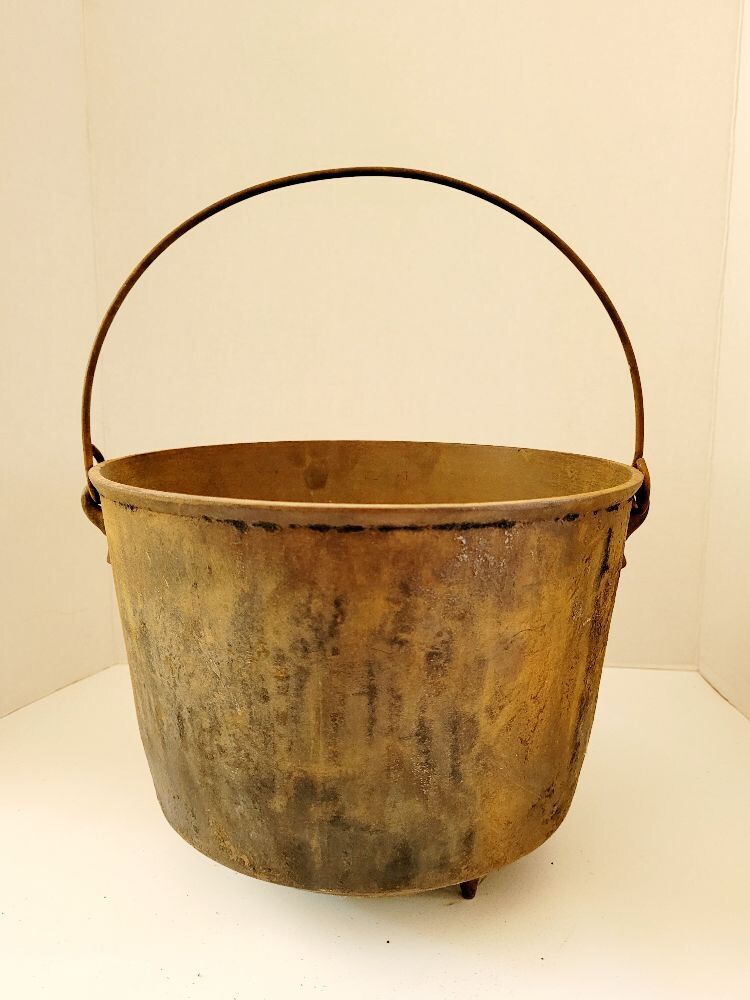 VINTAGE CAST IRON CAULDRON BEAN POT DW8 WITH LEGS