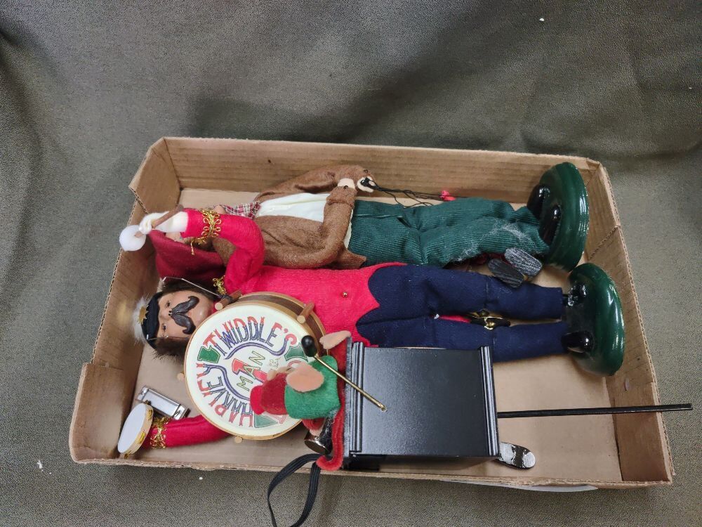 Pair of Byers' Choice Carolers