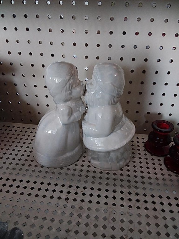Mr. & Mrs. Claus, Figurines
