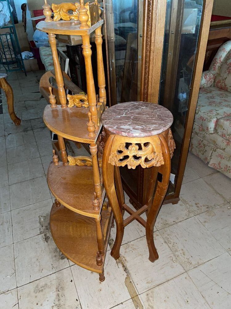 What knot shelf and plant stand, both match lots 1a & 1b.