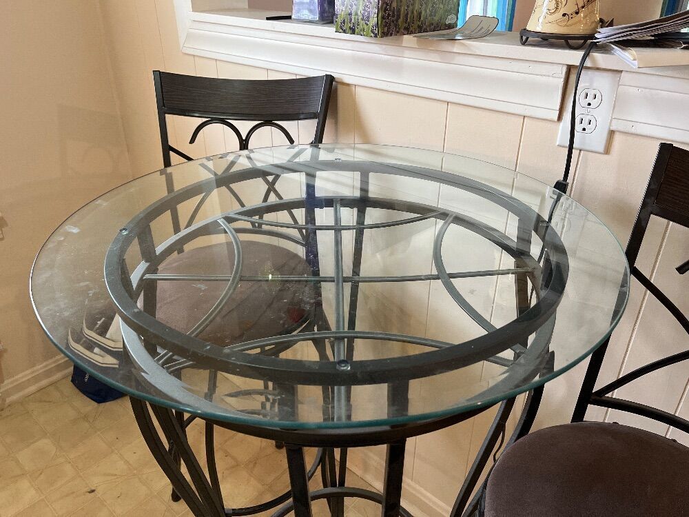 Glass top table w/ 2 Chairs - 27â€D