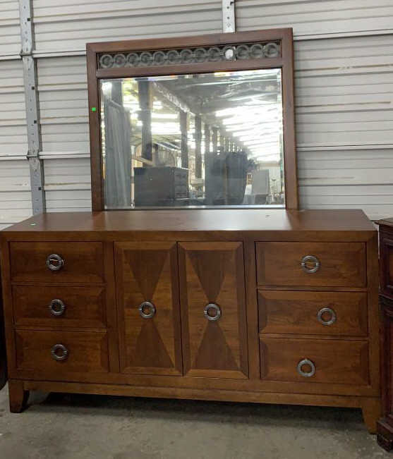Broyhill Dresser With Mirror 70 X 19 X 36 Of