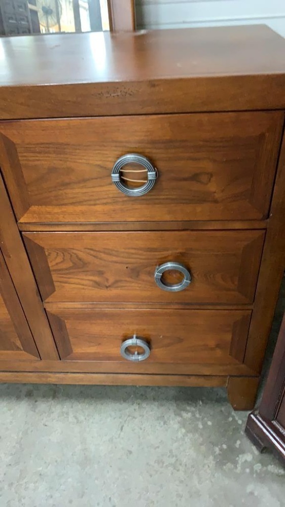 Broyhill Dresser With Mirror 70 X 19 X 36 Of