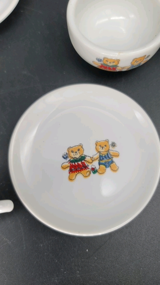 Mini tea set: bears, 4 saucers 2.5", 4 cups, teapot w lid, sugar bowl w lid, and creamer -JB