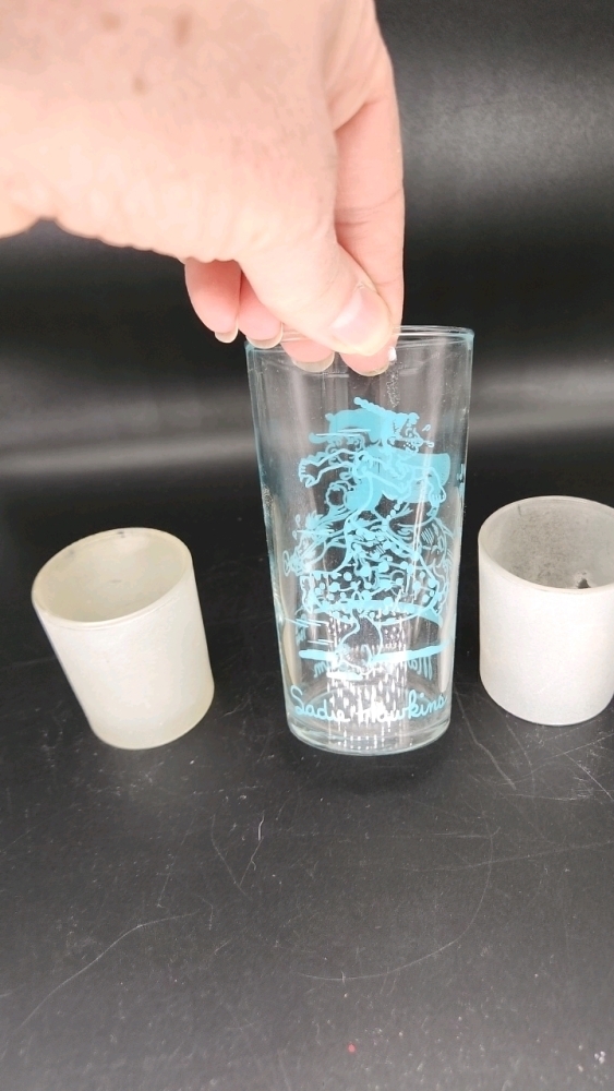 1949 Sadie Hawkins Marryin' Sam Glas in excellent condition and 2 frosted shot glasses- KN