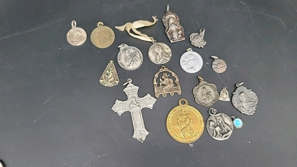 Saints lot: pendants and medals. Various medals.