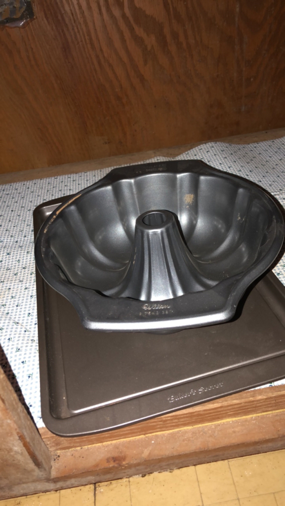 Cookie sheets, Bundt cake pan, Broiling pan