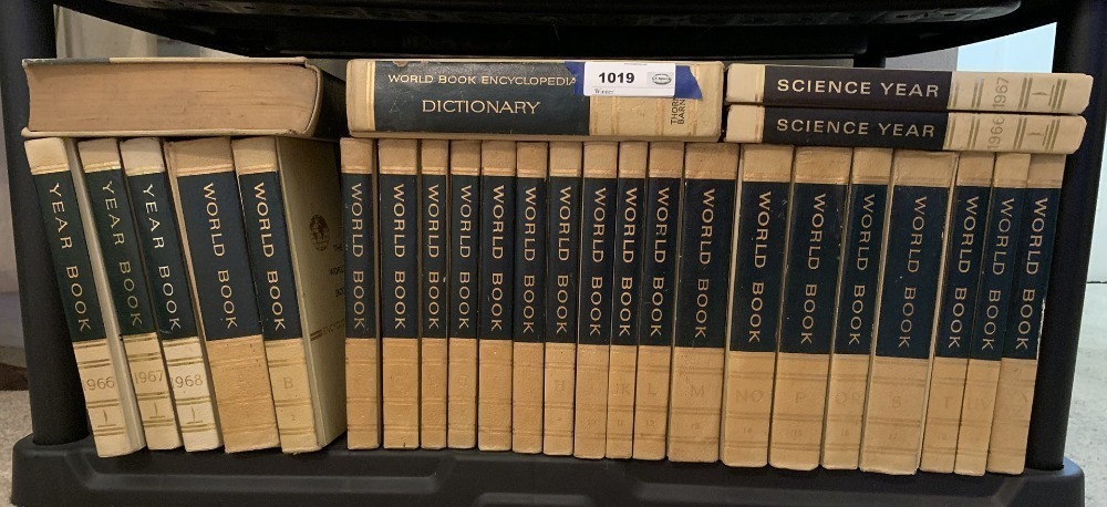 THE WORLD BOOK ENCYCLOPEDIA VINTAGE SET INCLUDES DICTIONARY 1965 A-Z , SCIENCE YEAR 1966 & 1977, YEARBOOKS 66-68, ENCYCLOPEDIA COMPLETE SET 1965 - LR