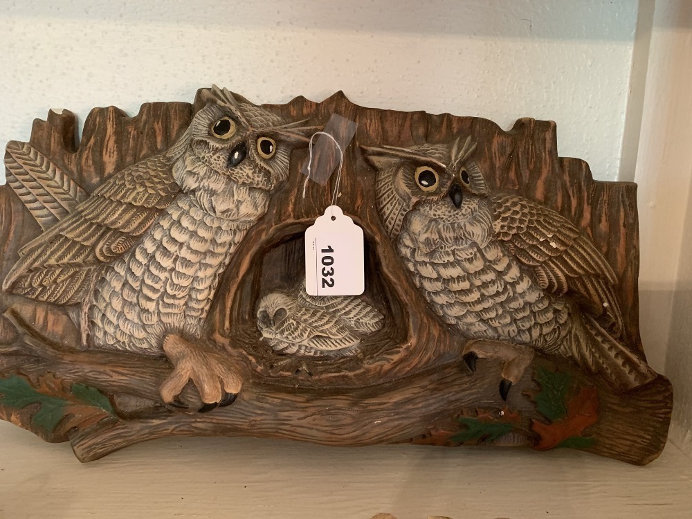 SHELF LOT OF OWLS (1 WALL HANGING 16" X 10", PAIR OF CERAMIC BOOKENDS 7" TALL, 4 MINI OWLS, 3 MINI WALL WOOD HANGINGS AND CERAMIC UMBRELLA STAND) - LR