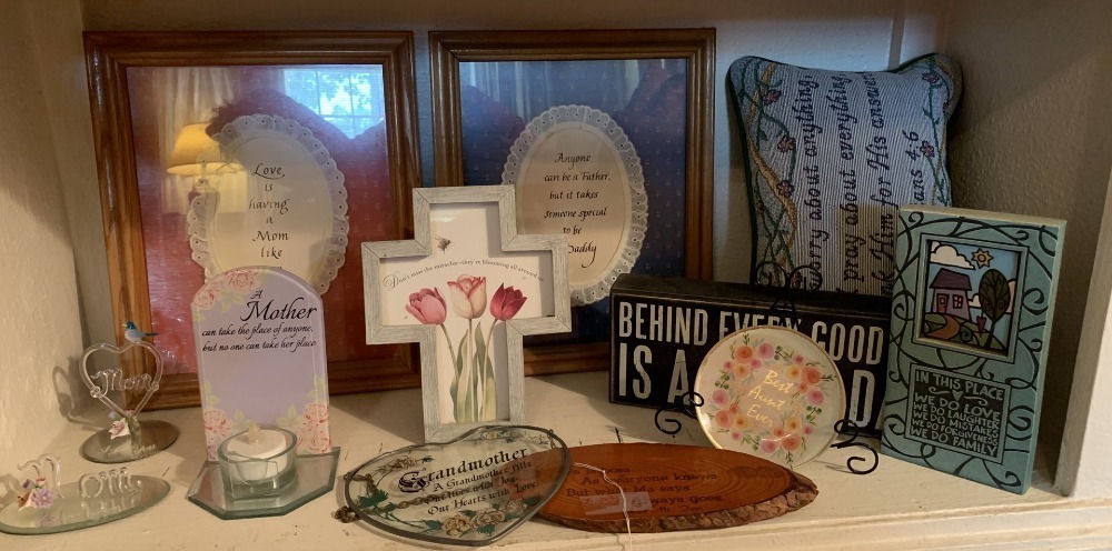 SHELF LOT OF 12 MISC FAMILY DECOR (MOM, AUNT, DAD, AND MORE) - LR