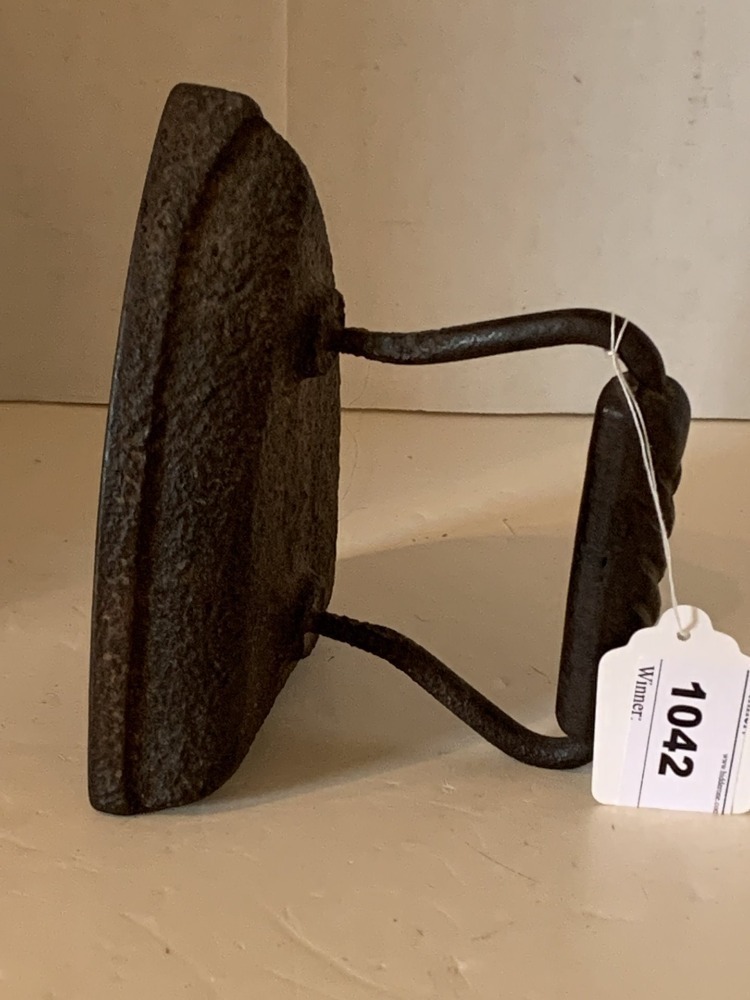ANTIQUE CAST IRON IRON - LR