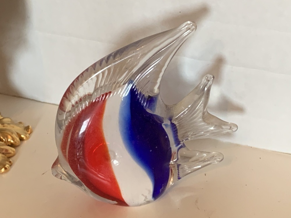RED/WHITE/BLUE LOT 6 PIECES - ART GLASS FISH, GLASS ROSE AND MORE - LR