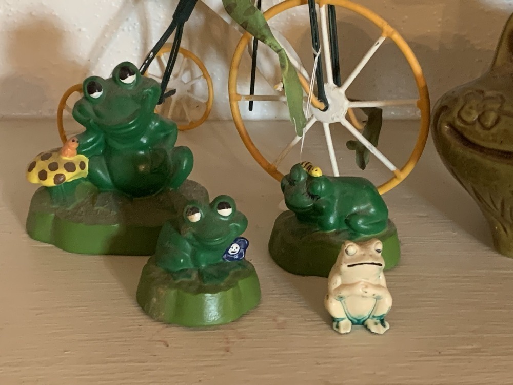 FROG LOT 6 PIECES - VINTAGE CALIFORNIA USA CERAMIC FROG AND MORE - LR