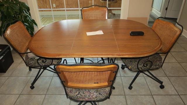 Chrome Craft - table and 4 chairs with rollers (Nice) 42" W x 60" L x 28" H