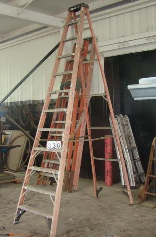 WERNER 12' Step Ladder