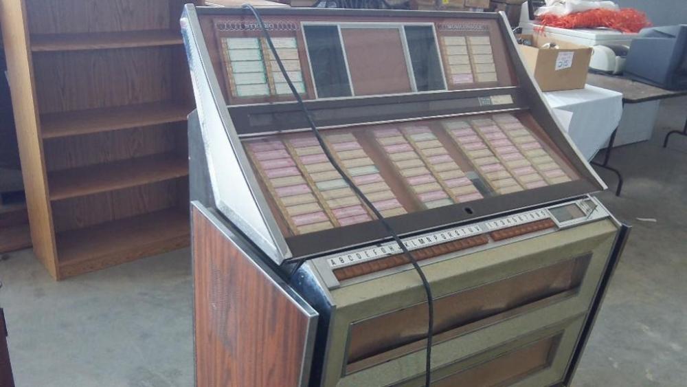 Rowe Ami Juke Box, powers up, selector & turn table work, missing parts