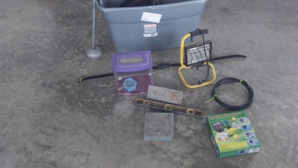 Tote with contents: shop light, level, chain & miscellaneous