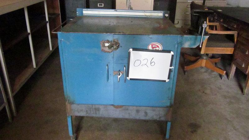 Metal/Storage Cabinet with Wheels Vise Built on