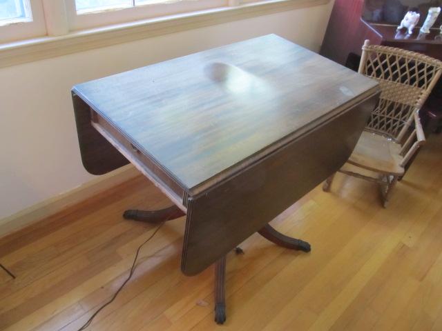 Drop leaf table