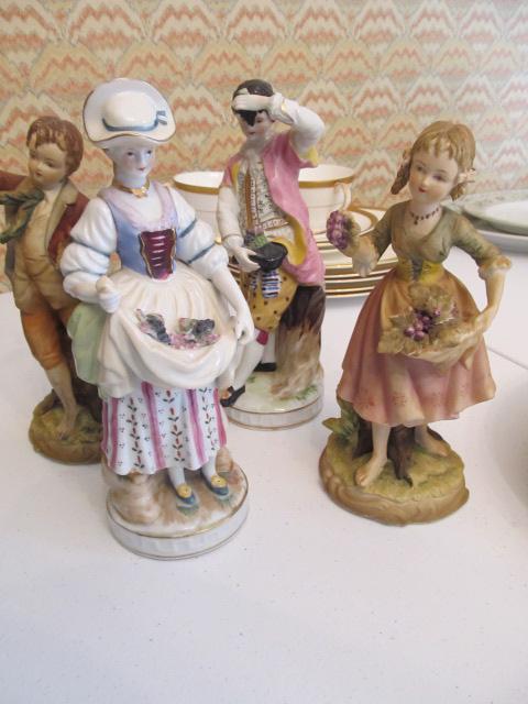 4 figurines