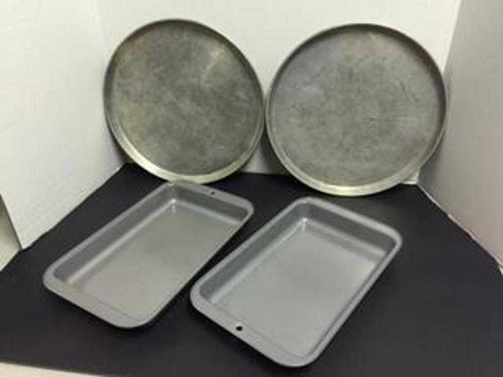 2 pizza pans & 2 casserole pans