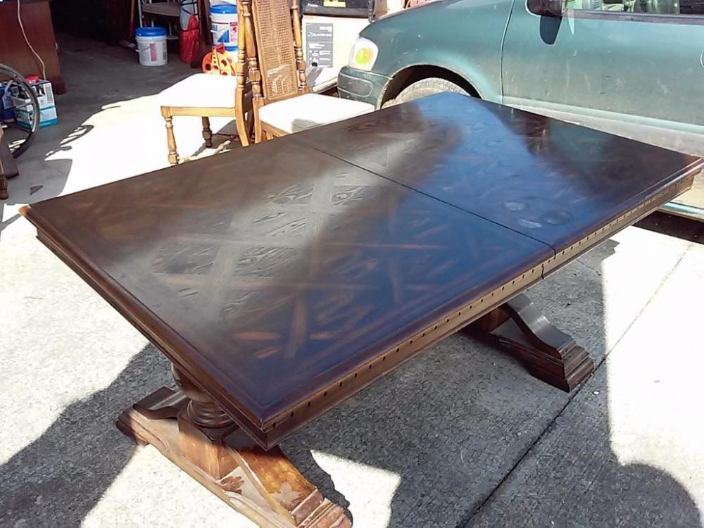 Wooden Dining Room Table, 2 Captain Chairs and 4 Chairs
