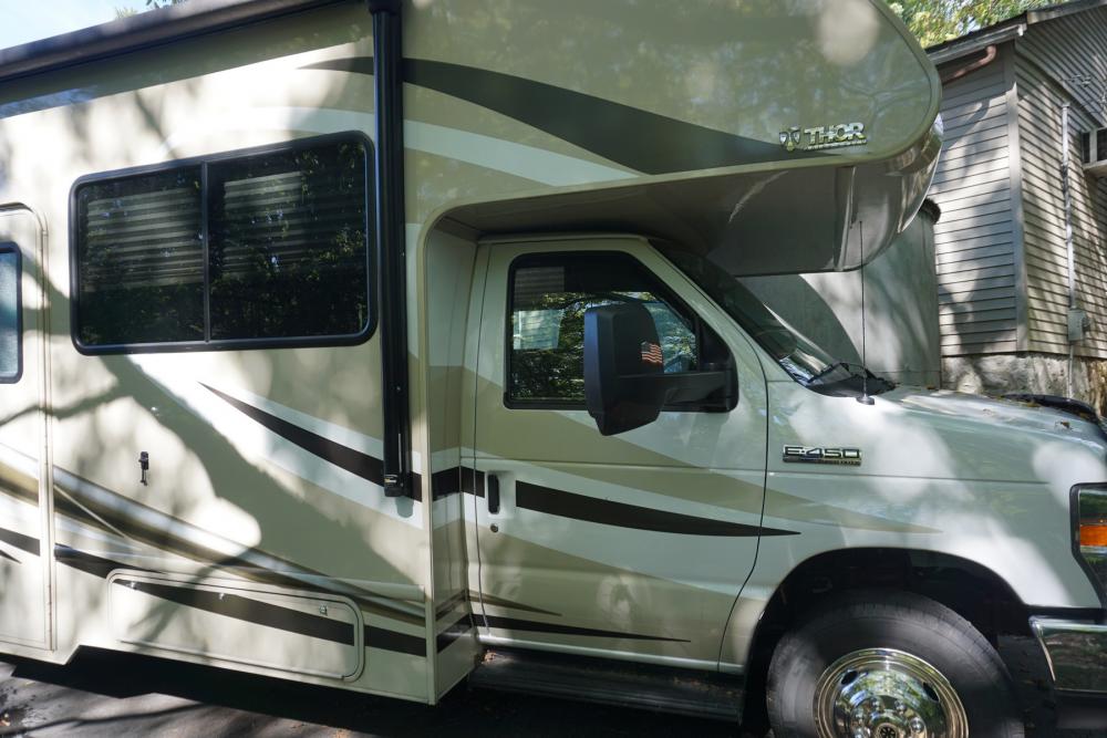 28 foot Ford E450 Super Duty Chateau under 6400 miles (Thor Motor Coach Edition) w/Power Awning- year 12/15-2016