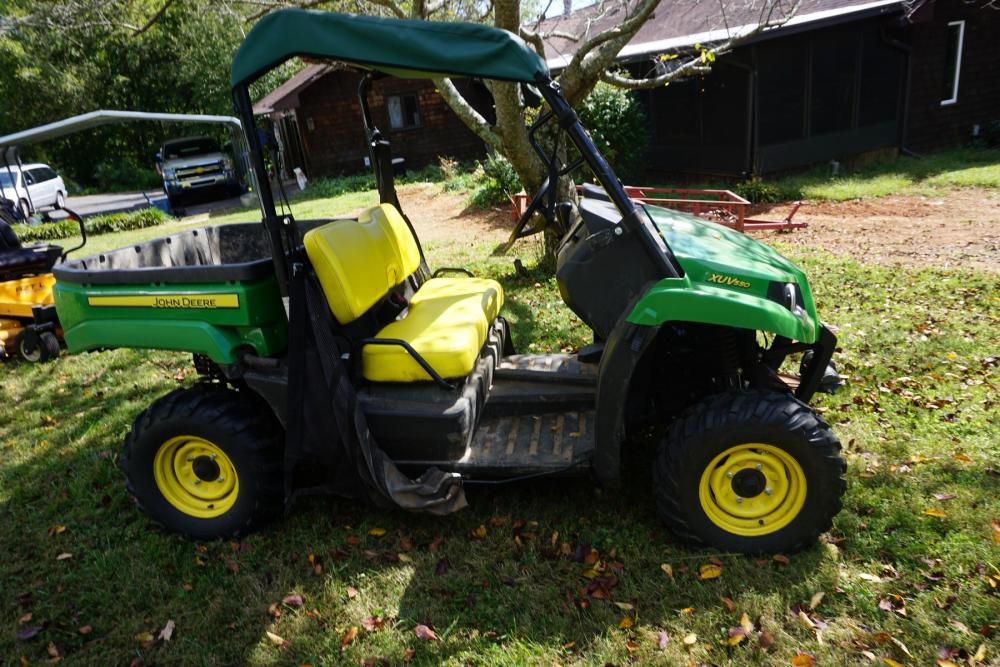 2014 John Deere XUV 550 w/2500lb winch (62.5hrs) Good condition, dunk bed