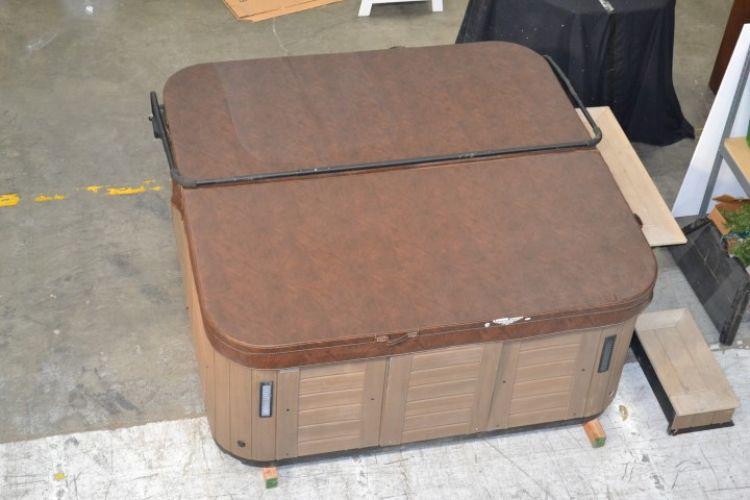 Marquis Spa - Hydro/Kinetic Therapy System (6) Person Model#EUPSIGLAMMHWAL - w/attached side table (2) steps &amp; a cover with lift