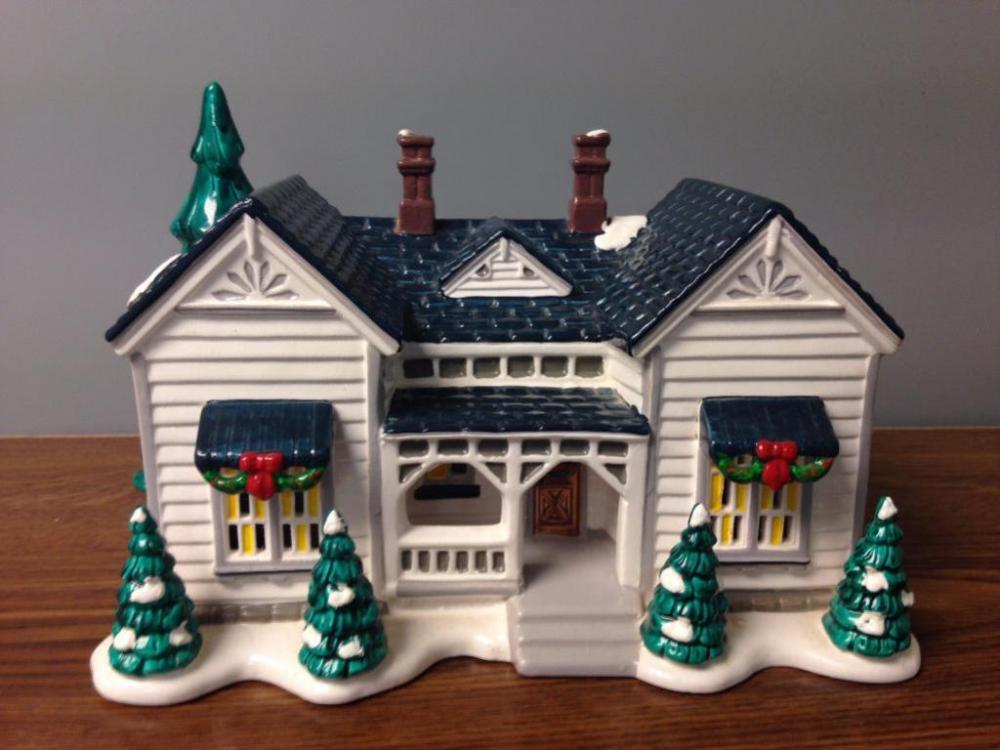 Department 56 "Grandma's Cottage"; #5420-8