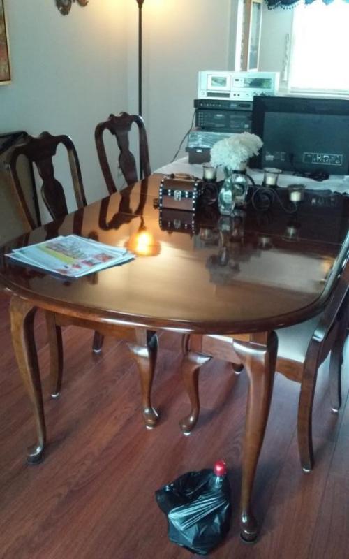 Kincaid Dining Room Table, 4 chairs & 2 leaves. Approx. 7' with leaves.