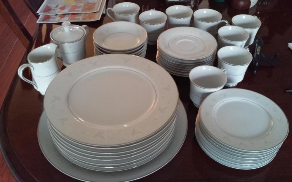 International Fine China 5723 "Fasination" 8 dinner plates, 8 dessert plates, 8 saucers, 8 cups, 8 bowls, platter, sugar & creamer