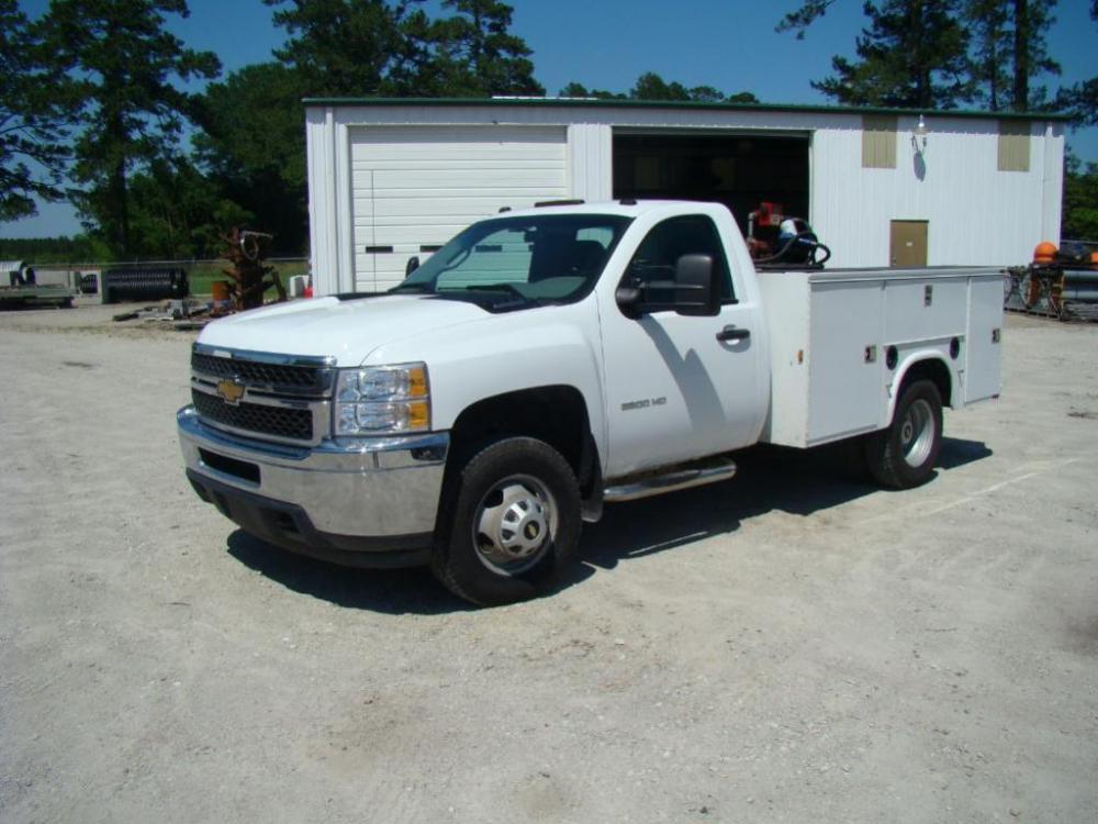 2011 CHEVROLET 3500HD 4-WD Service Truck, with VORTEC Engine, dual rear wheels, 9 ft. KNAPHEIDE Service Body, 35,828 miles, VIN: 1GB3KZCG7BF119382