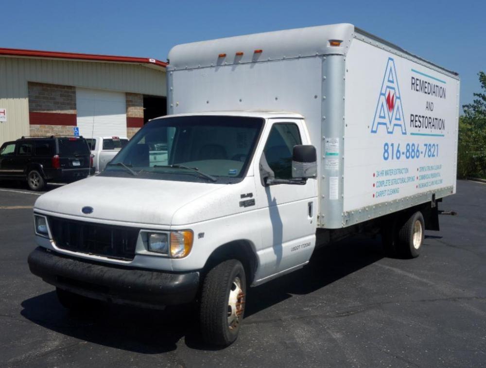 1999 Ford E-350 Econoline 16' Box Truck / Van, Triton V8 Engine, Ramp, Odometer Reads 157,395, VIN # 1FDWE37L0XHA83532 SEE VIDEO AND DESCRIPTION