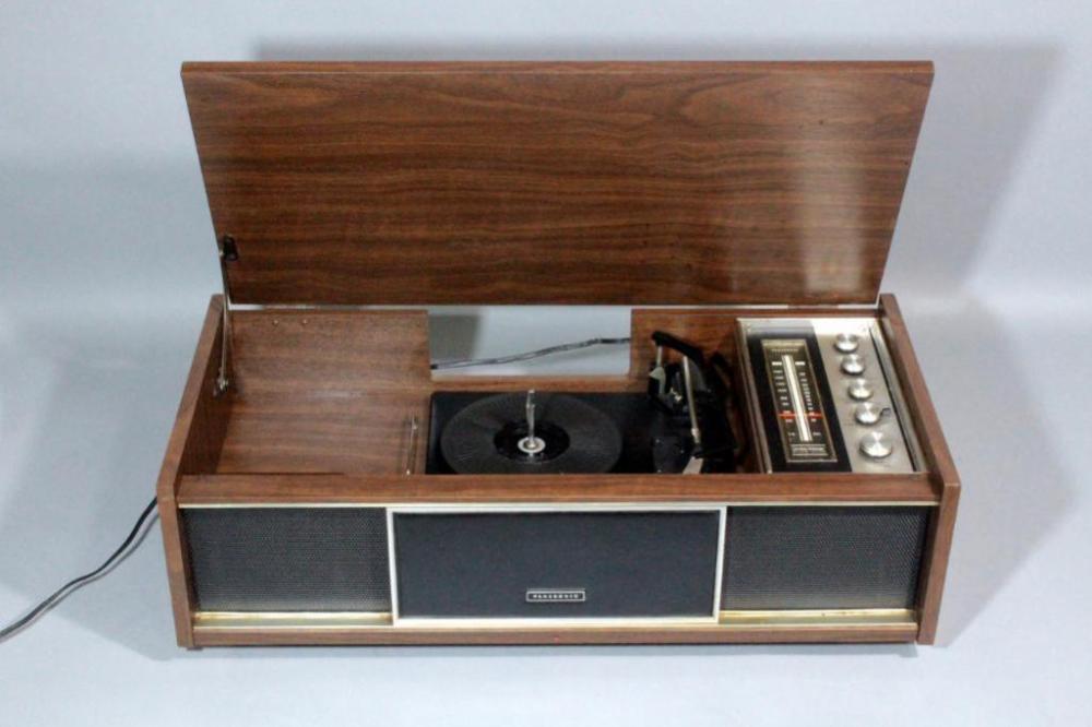 Panasonic Solid State Cabinet Top Stereo System With Integrated Speakers And 45 Turntable, Powers Up