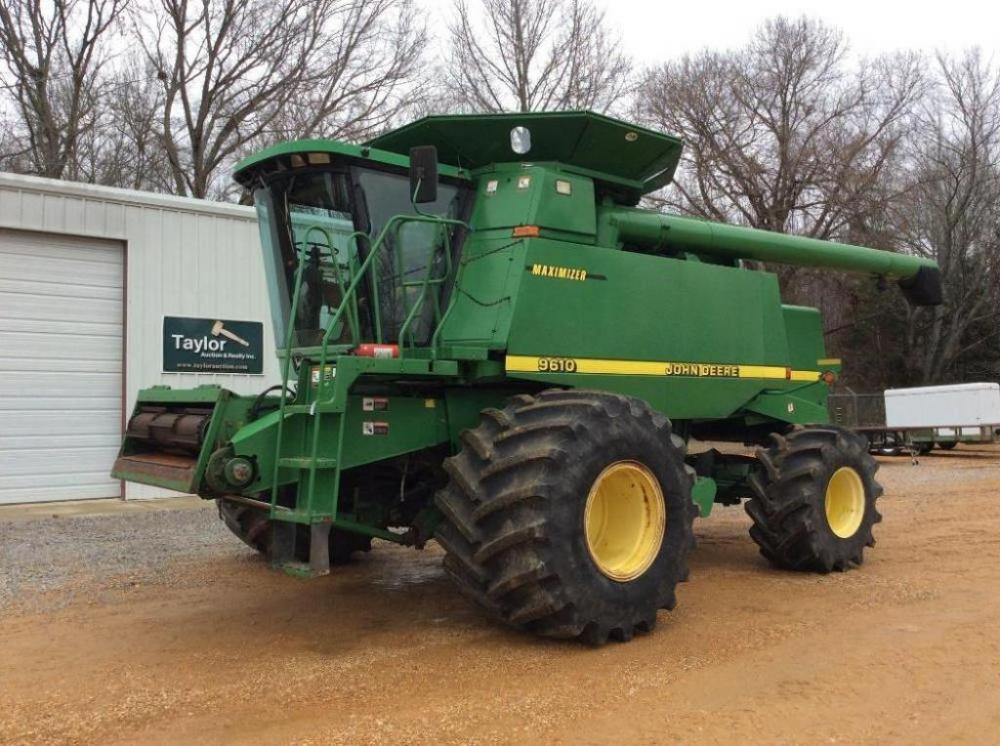 1999 John Deere 9610 Combine